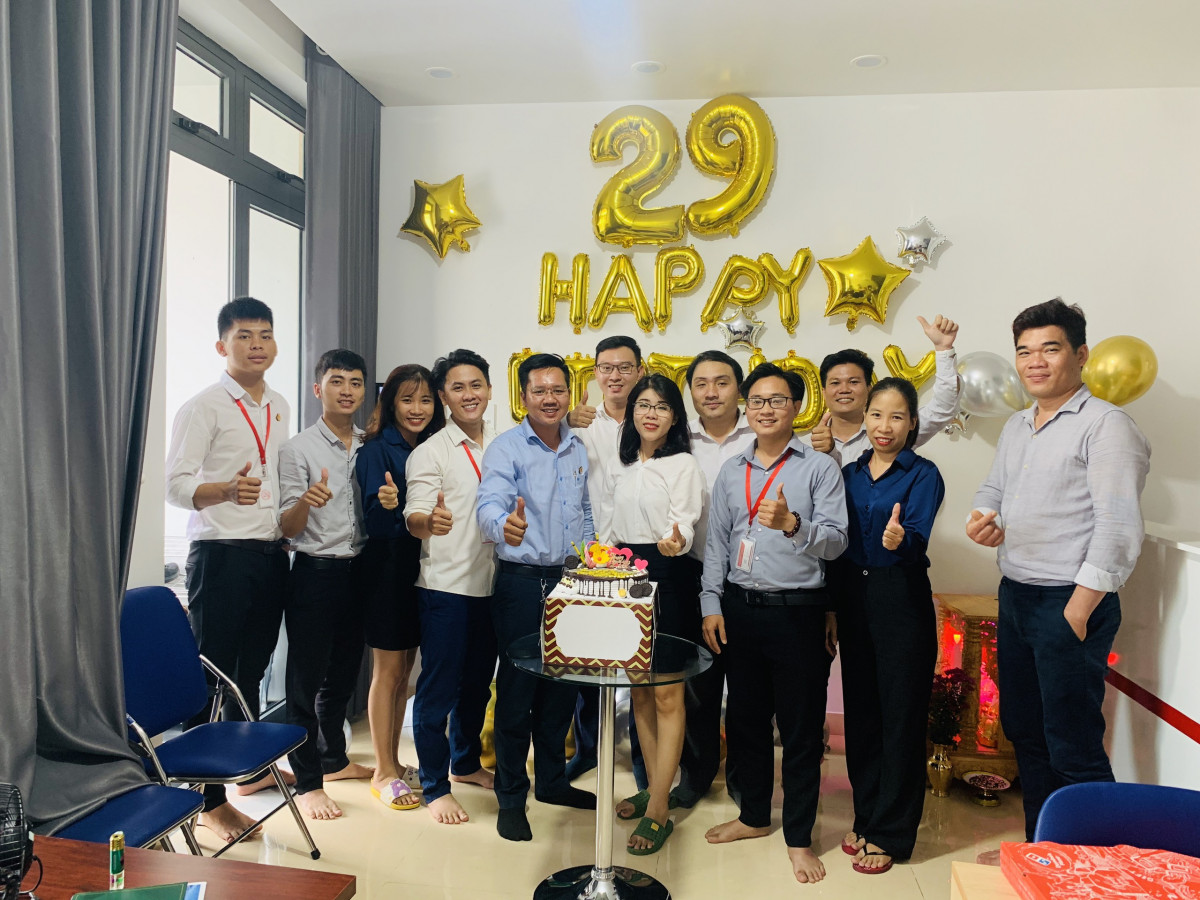 Đội ngũ Đông Á Land mừng sinh nhật công ty